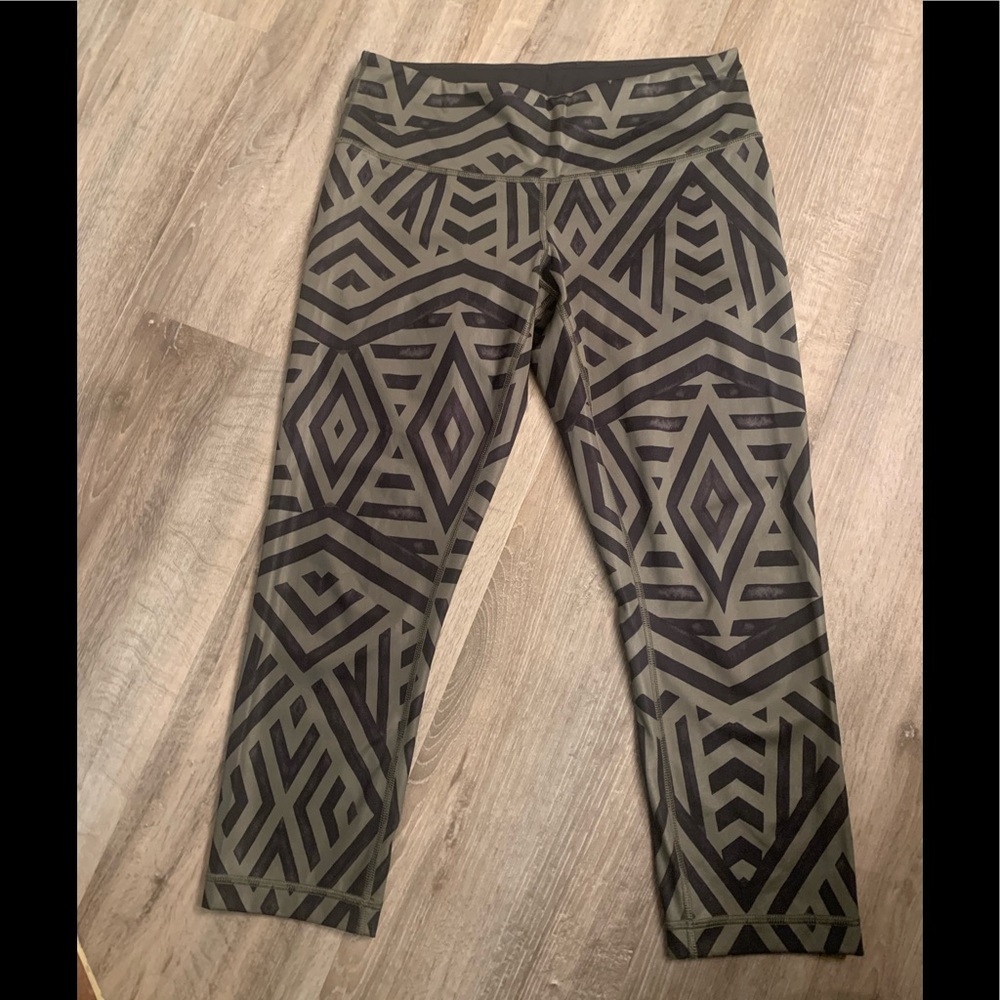 Lululemon crops 21” Wunder under RARE PRINT size 8
